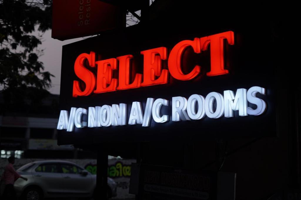 um sinal que diz "sellertamic iron acc rooms" em Select Residency em Calecute