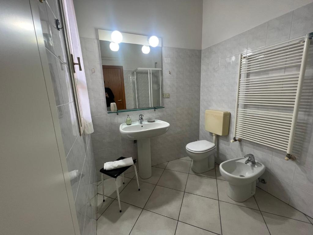 A bathroom at Casa Viale Amico - Giardino Privato