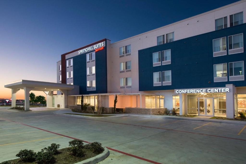 hotel z parkingiem przed nim w obiekcie SpringHill Suites by Marriott Houston Hwy. 290/NW Cypress w mieście Houston