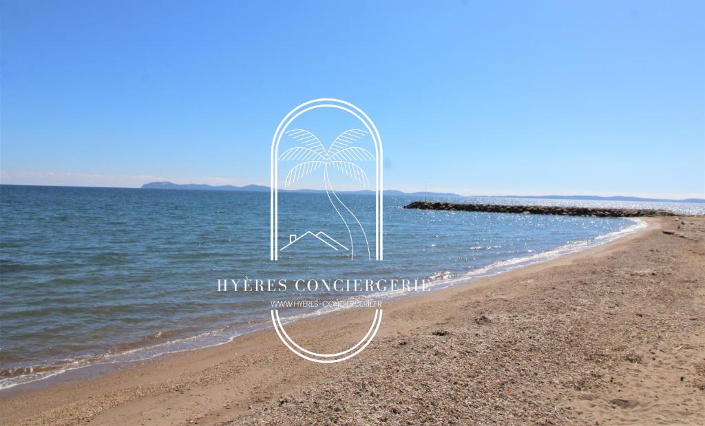 zdjęcie plaży z obiektem na niej w obiekcie Le Berriau-Studio-CLiM/PK/WiFi/Plage Privée/Hyères w Hyères