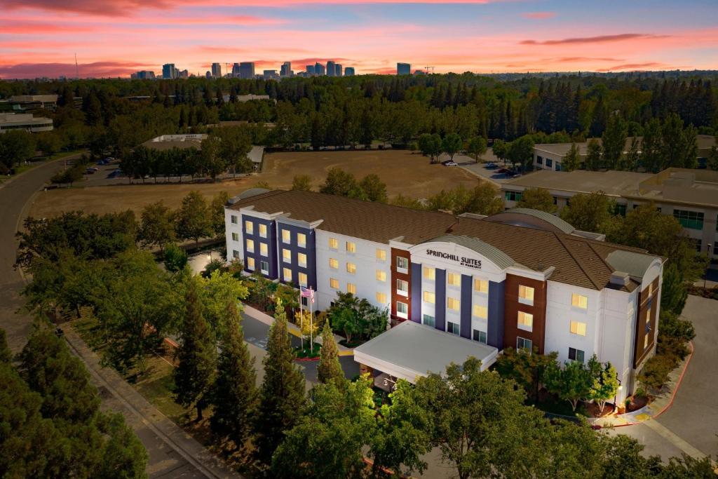 una vista aérea de un edificio con una puesta de sol en el fondo en SpringHill Suites by Marriott Sacramento Natomas, en Sacramento