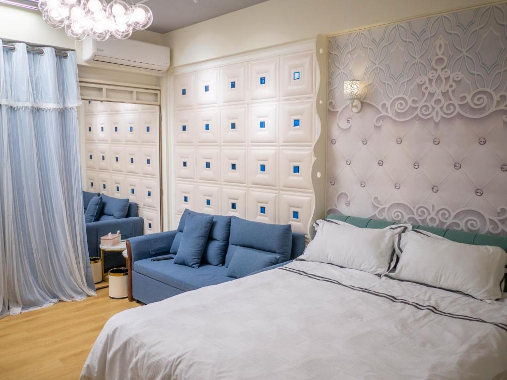 Postel nebo postele na pokoji v ubytování 【遇見婚紗秘境】夜市4人包館、百萬影院KTV、Xbox、按摩浴缸/椅、真空管、好友同樂會