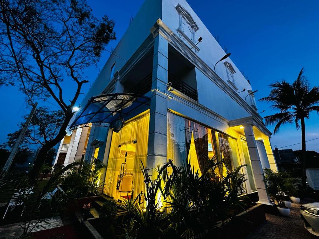 un edificio con le luci accese di notte di Hotel NorthWay a Vavuniya