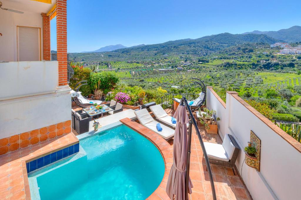 - une vue sur la piscine dans une maison dans l'établissement Monda Heights close to Marbella, à Monda