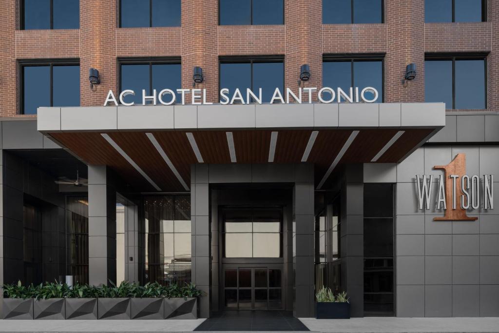 AC Hotel by Marriott San Antonio Riverwalk في سان انطونيو: مبنى به لافتة تقرأ ac hotel san antonio