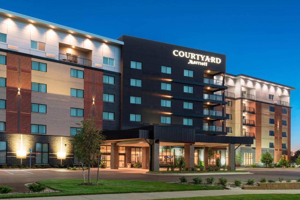 een weergave van het binnenhotel 's nachts bij Courtyard by Marriott Mt. Pleasant at Central Michigan University in Mount Pleasant