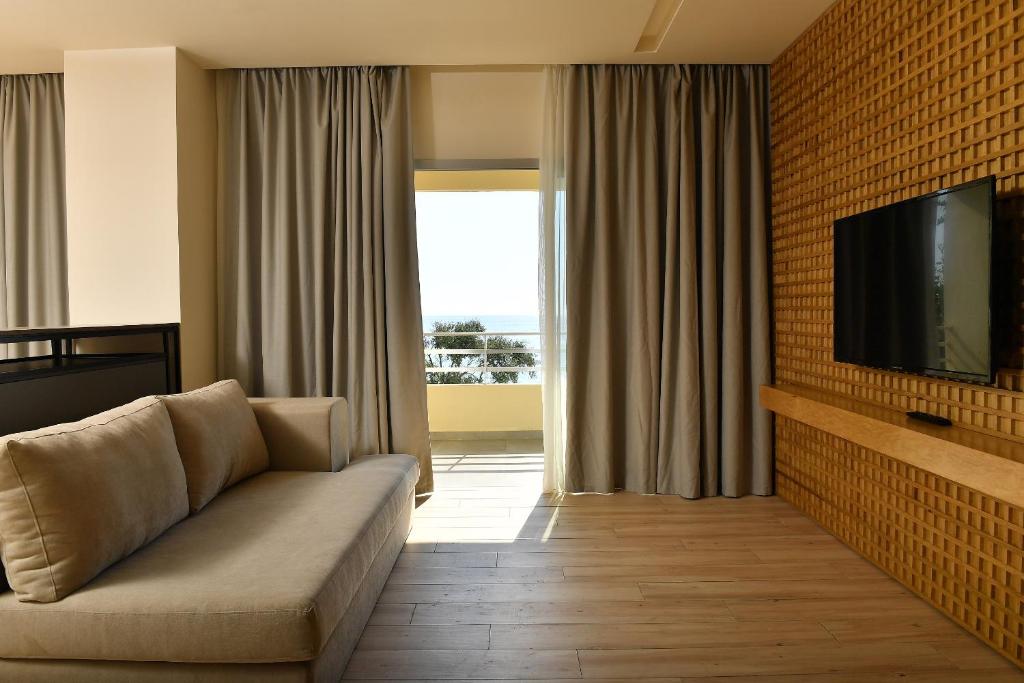 TV a/nebo společenská místnost v ubytování OCEAN BLUE HOTEL & RESORT -Jbeil