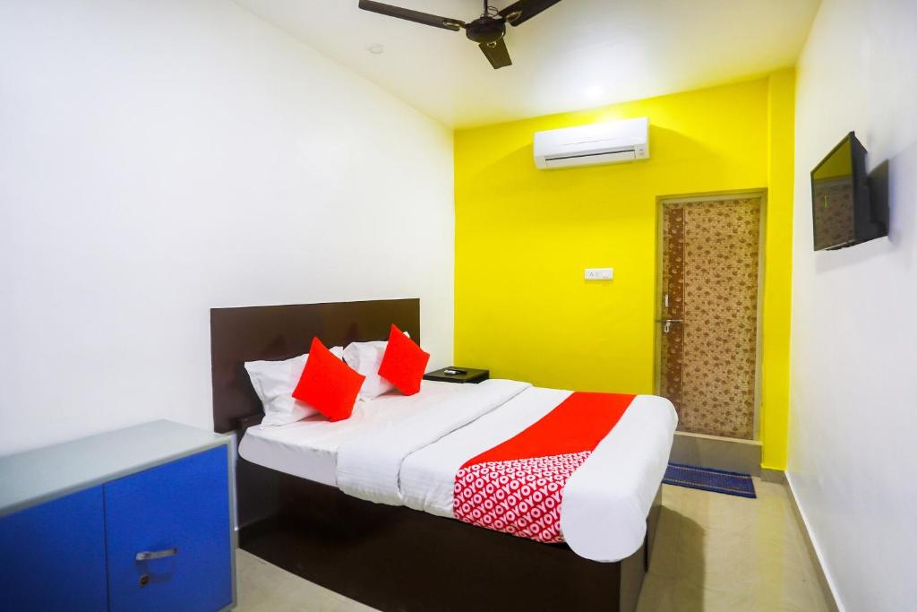 Кровать или кровати в номере OYO Raipur Inn