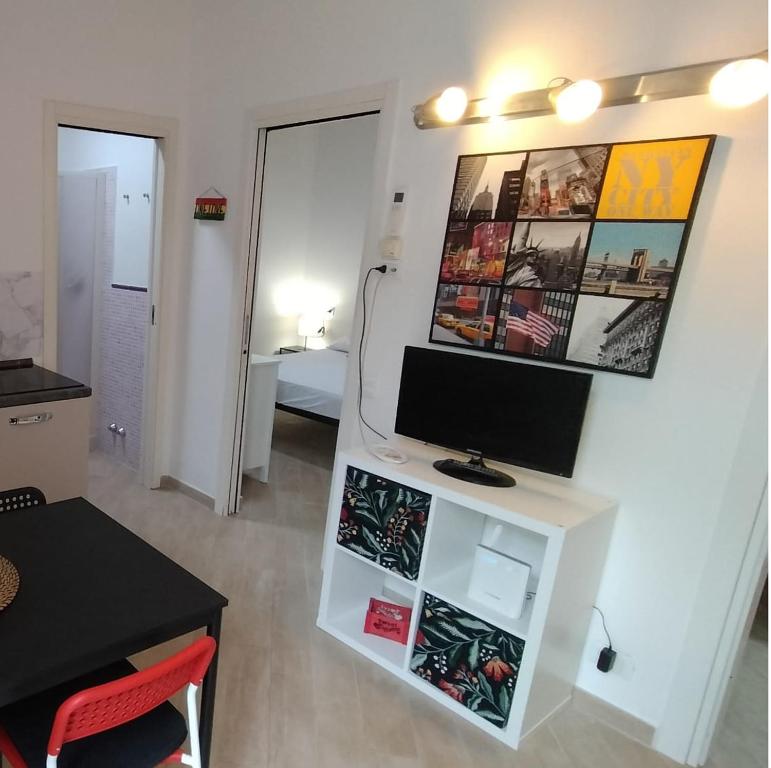 La Casina Tuttomondo في فياريجيو: غرفة معيشة مع تلفزيون على خزانة بيضاء