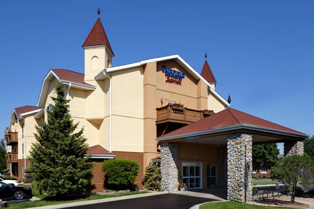 um grande edifício com uma torre de relógio sobre ele em Fairfield Inn by Marriott Frankenmuth em Frankenmuth