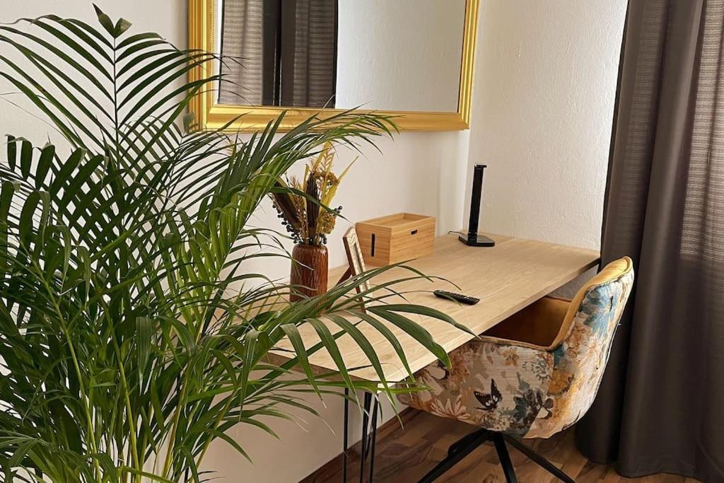 ハーゲンにある- SANO Apartments - Stilvoll - Ruhig - Platz zum Arbeitenの鉢植えの机