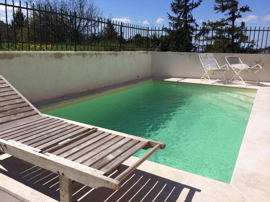 Bazén v ubytování maison sans soucis nebo v jeho okolí