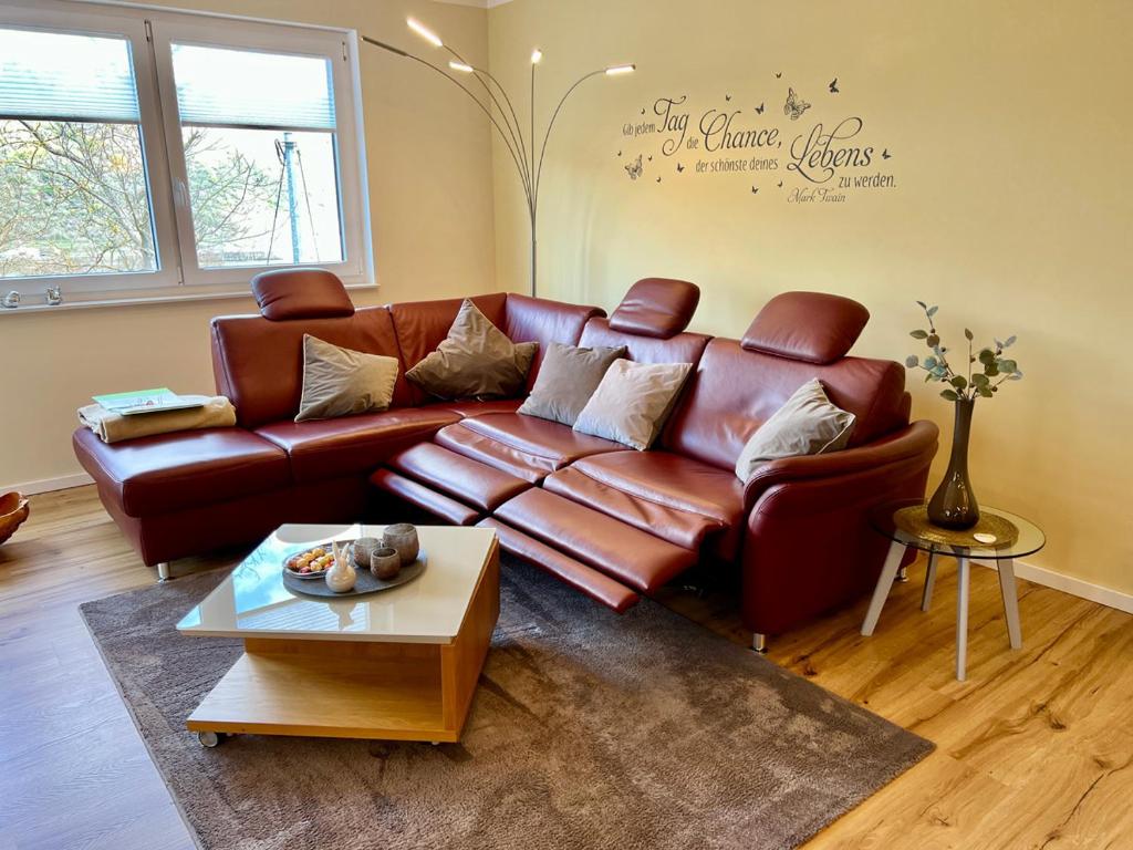 sala de estar con sofá de cuero marrón en RheinWeinBoppard 2 - mit Rheinblick, en Boppard