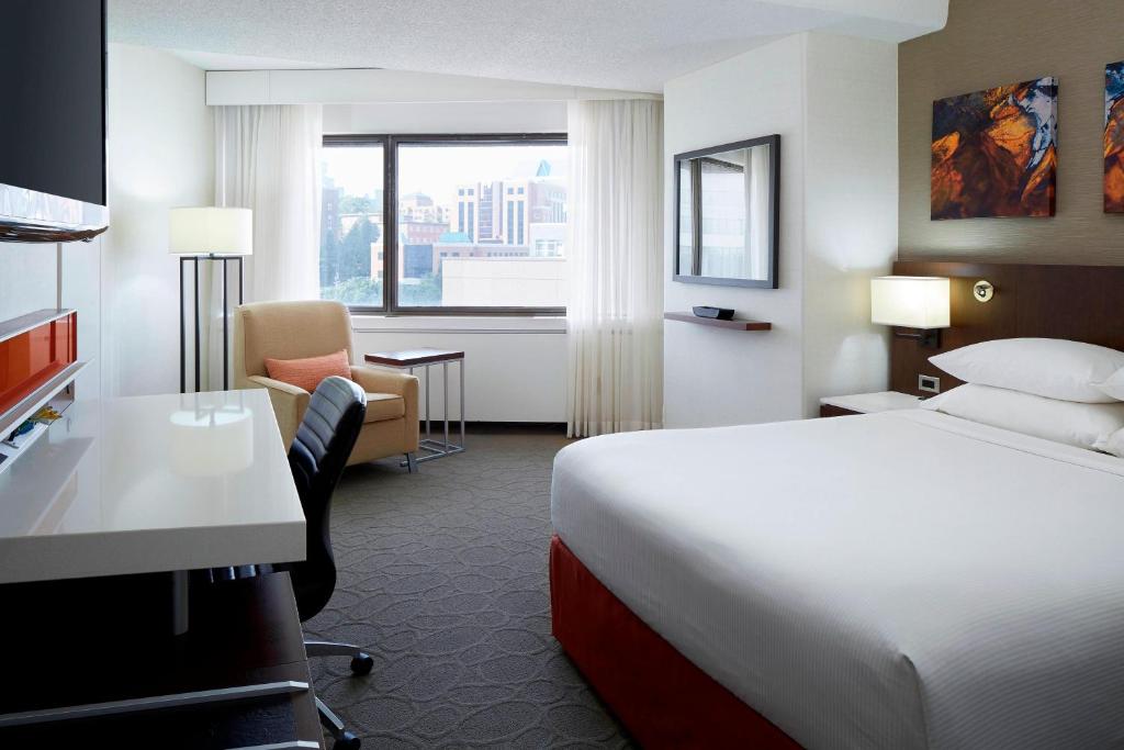 ein Hotelzimmer mit einem Bett und einem Schreibtisch in der Unterkunft Delta Hotels by Marriott Quebec in Québec