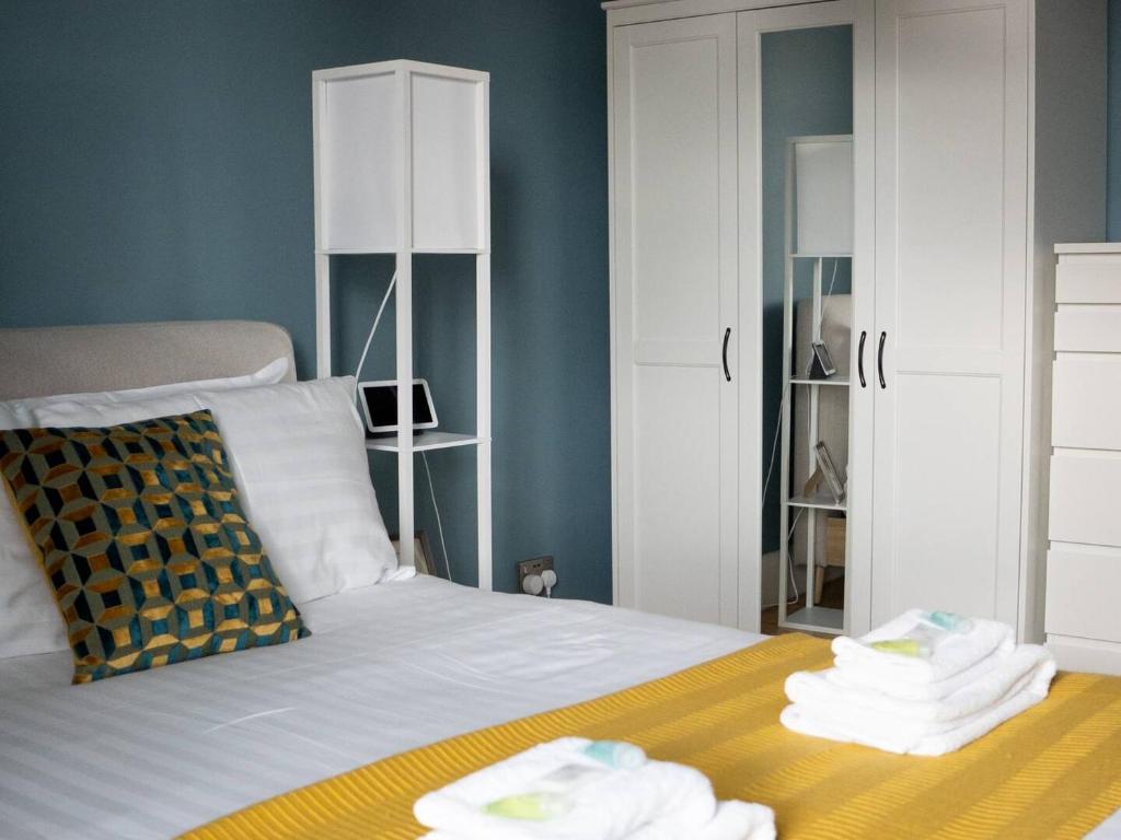 ein Schlafzimmer mit einem Bett mit Handtüchern darauf in der Unterkunft Garnethill Upper in Glasgow