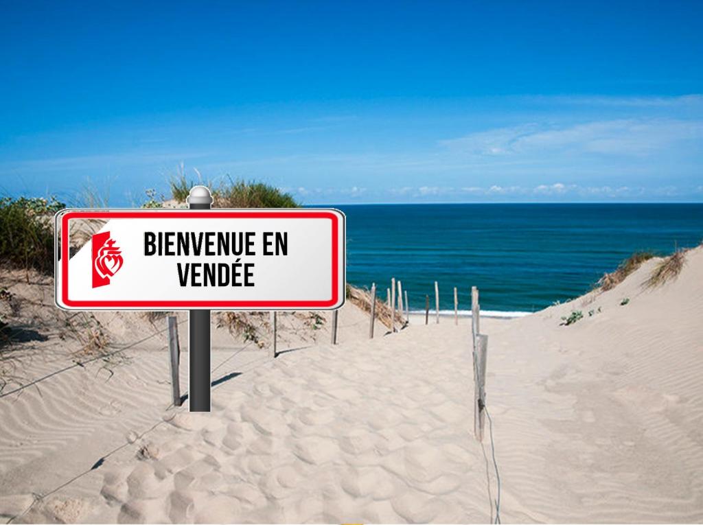 サン・ジャン・ド・モンにあるBungalow de 3 chambres avec piscine partagee terrasse amenagee et wifi a Saint Jean de Monts a 1 km de la plageの砂浜の看板