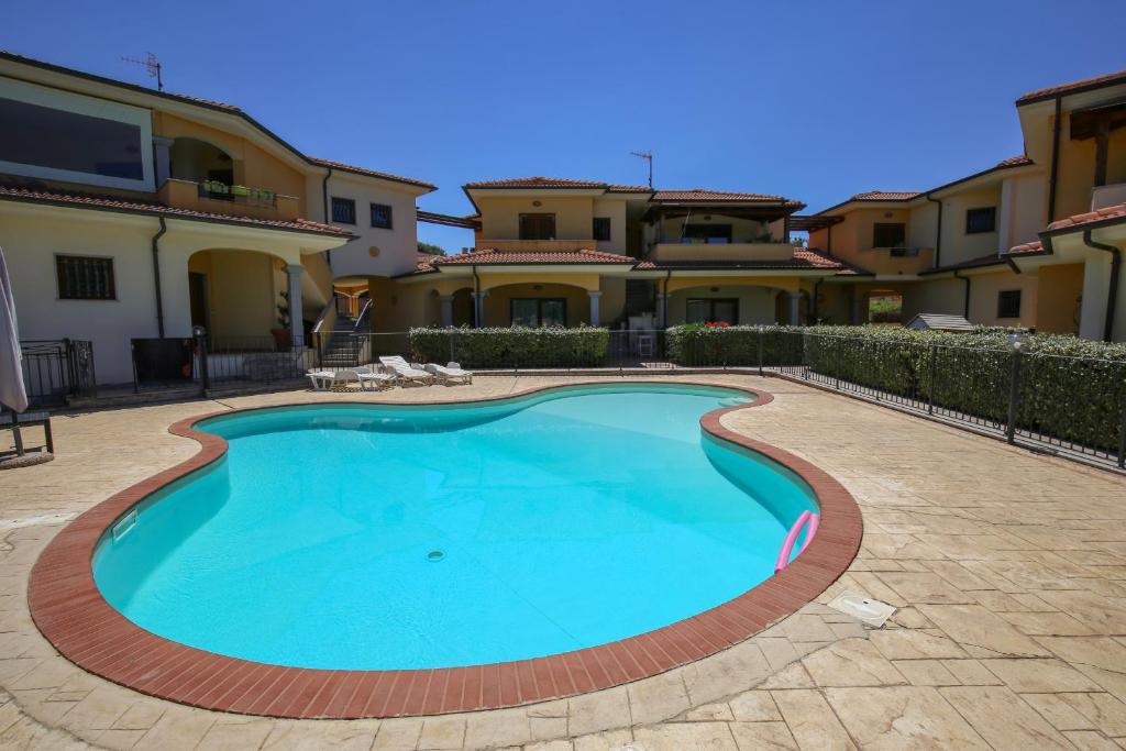 una piscina frente a una casa en Swimming Pool and Relax Apartment, en Castelsardo