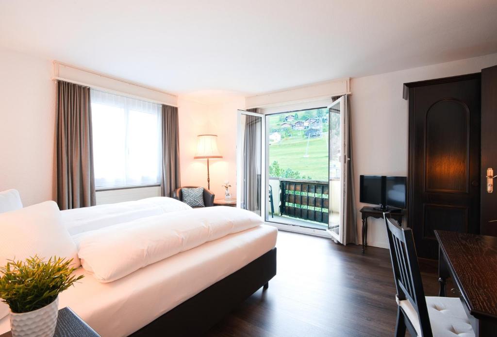 Postel nebo postele na pokoji v ubytování Hotel Alpenhof
