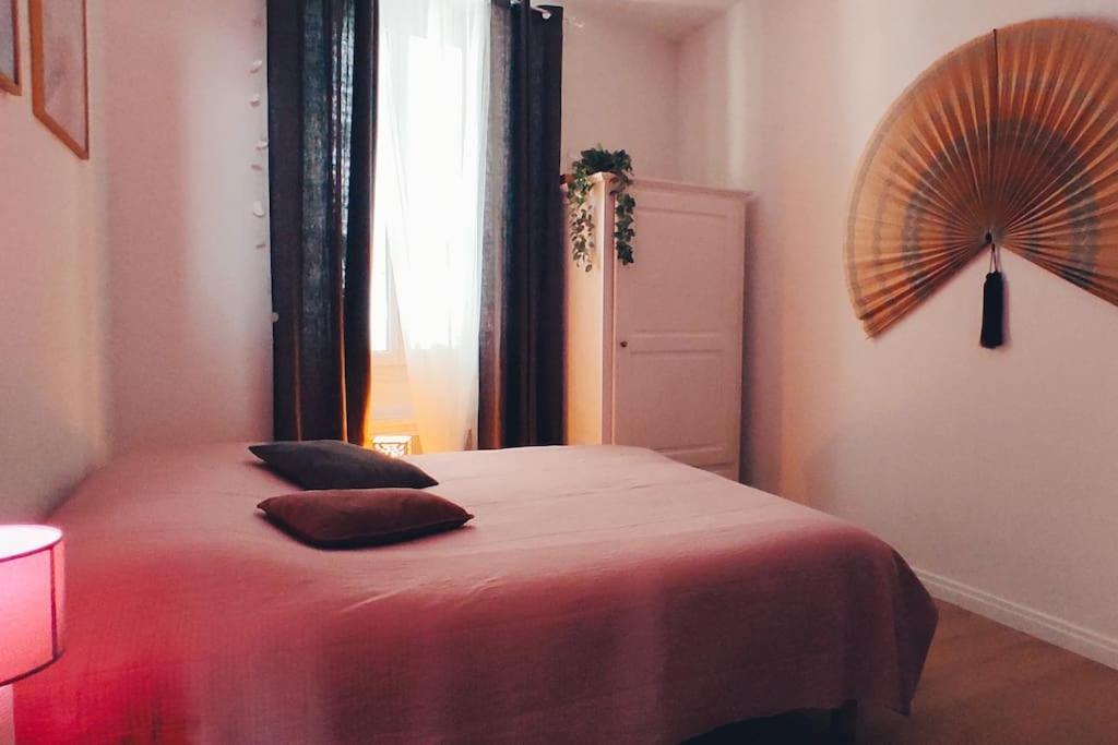 1 dormitorio con 1 cama con manta roja y ventana en Grand appartement cosy lumineux, en Saint-Maximin-la-Sainte-Baume