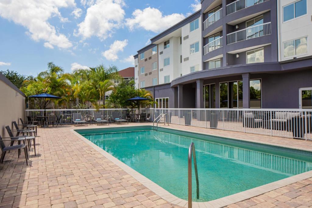 una piscina di fronte a un edificio di Courtyard Tampa Oldsmar a Oldsmar