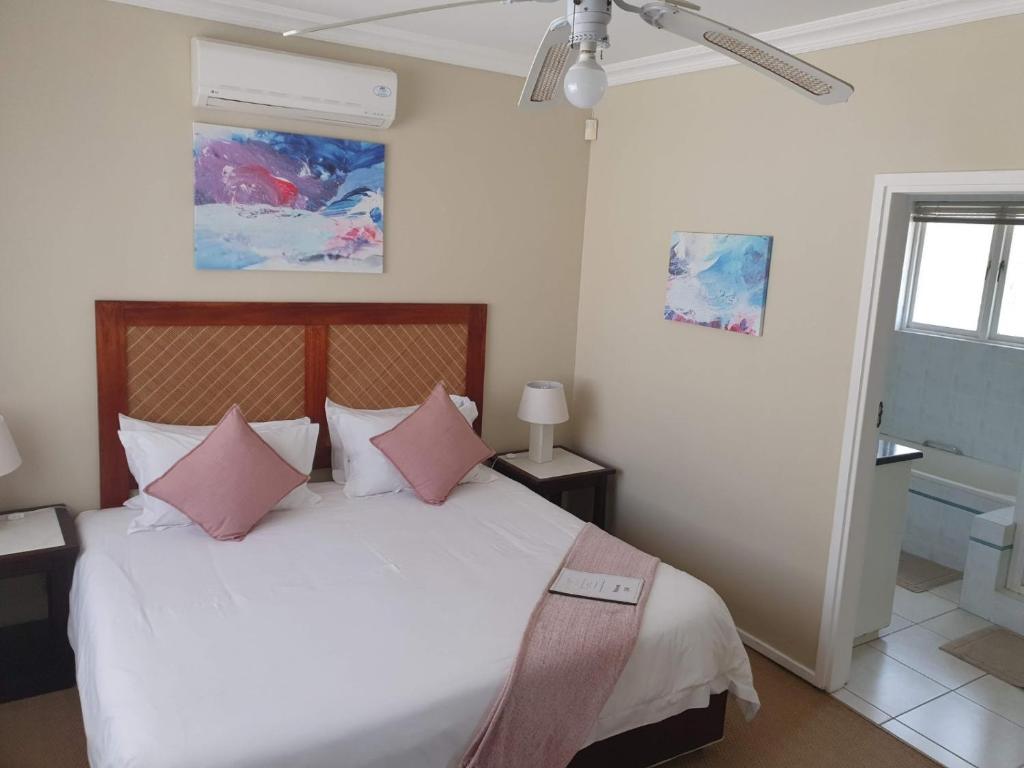 Postel nebo postele na pokoji v ubytování Ingwe Manor Guesthouse
