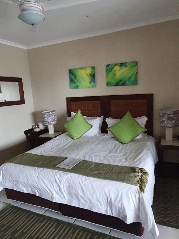 Postel nebo postele na pokoji v ubytování Ingwe Manor Guesthouse