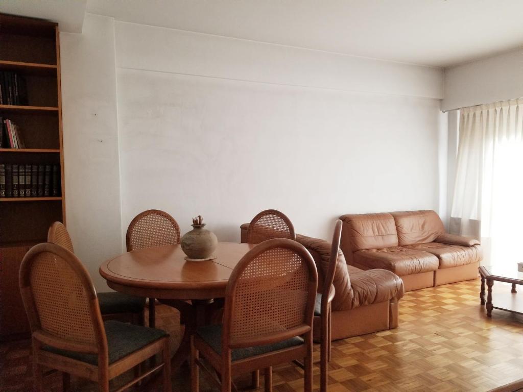 sala de estar con mesa, sillas y sofá en Nuñez Apt en Buenos Aires