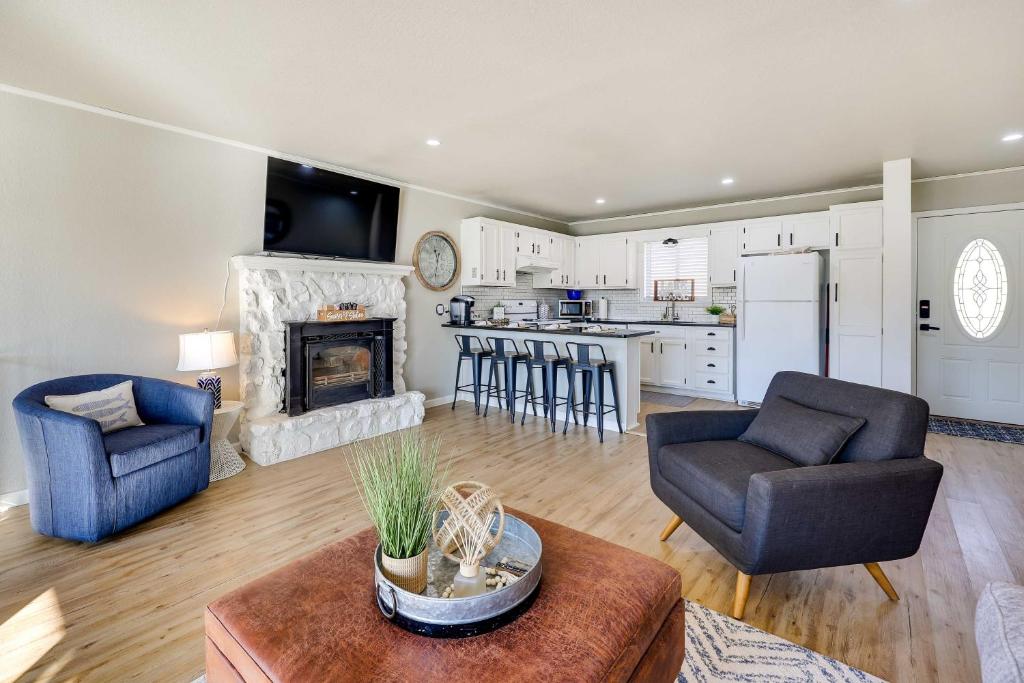 Lakefront Oklahoma Abode Deck, Fire Pit and Grill, Jay (updated prices 2024)