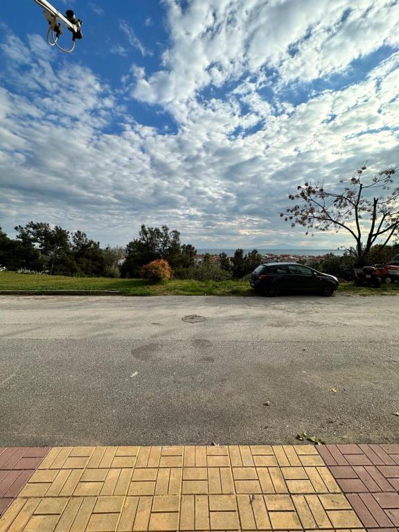 um carro estacionado num parque de estacionamento com um skate no ar em Archontia Apartment em Flogita