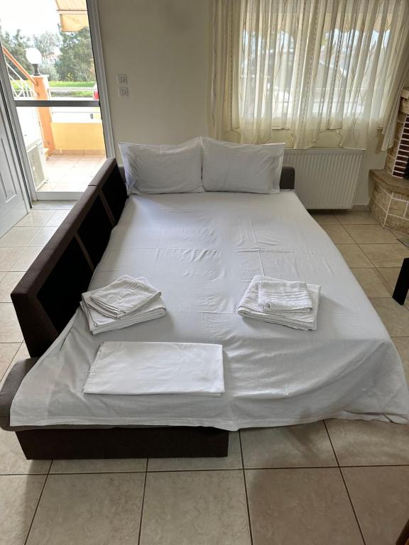 A bed or beds in a room at Archontia Apartment
