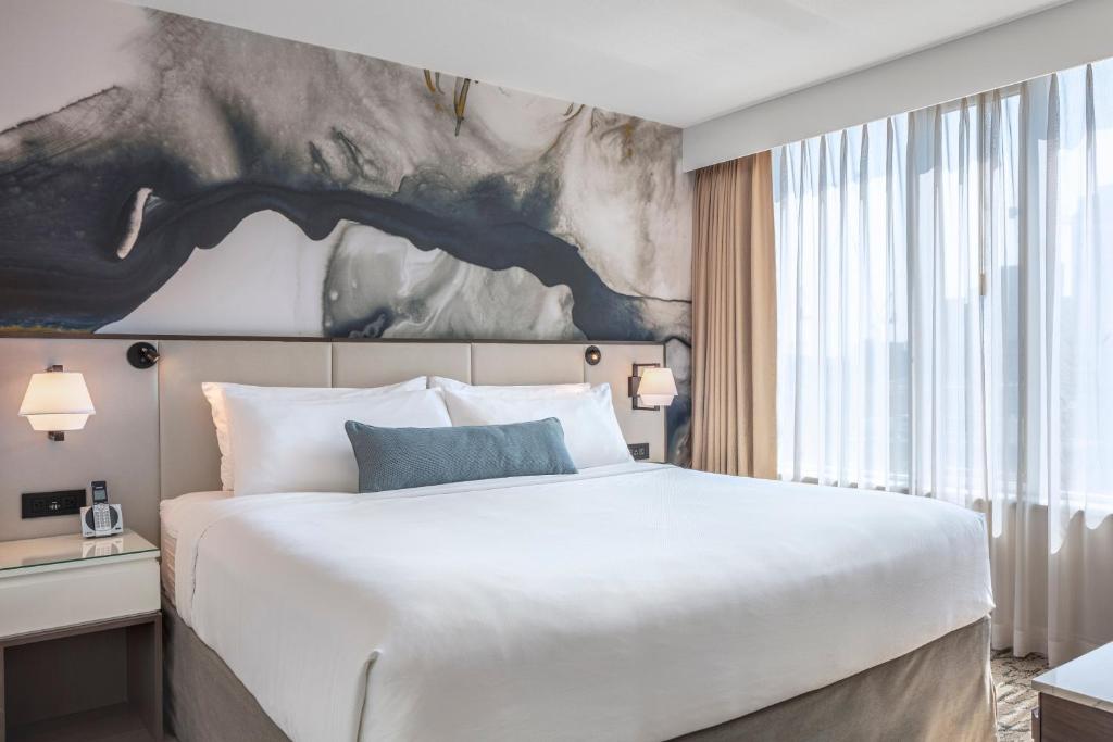 Postel nebo postele na pokoji v ubytování Delta Hotels by Marriott Vancouver Downtown Suites