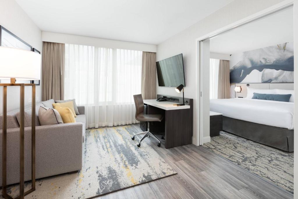 Postel nebo postele na pokoji v ubytování Delta Hotels by Marriott Vancouver Downtown Suites