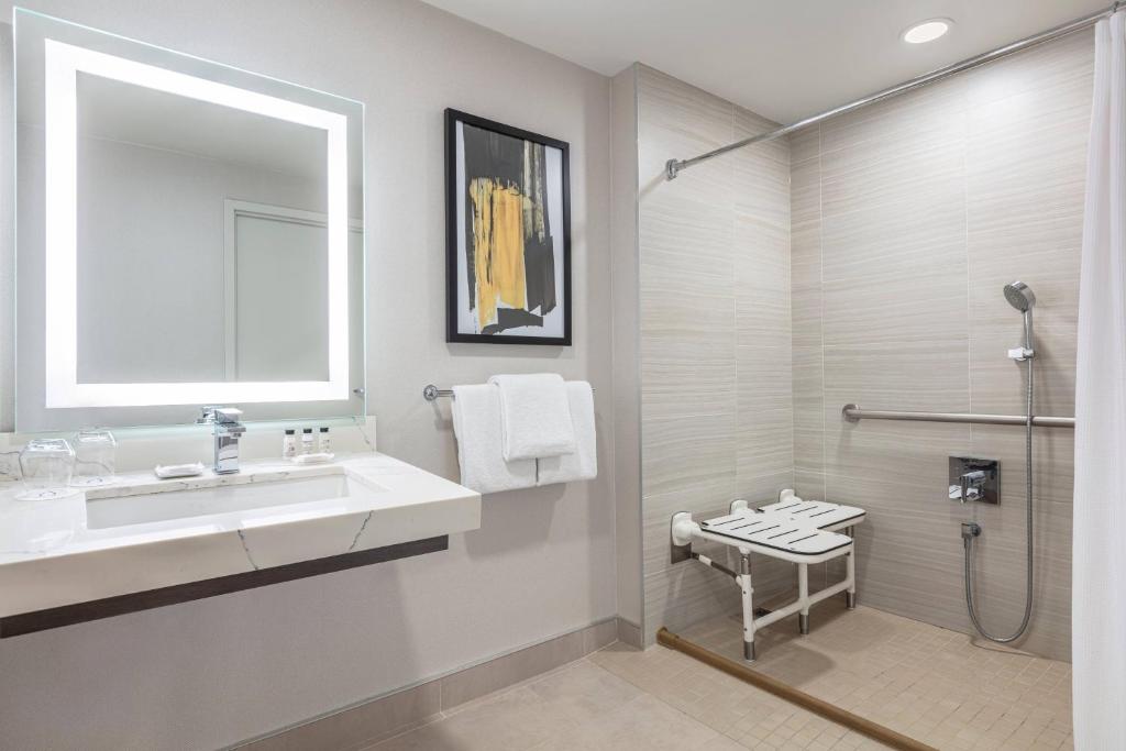 Koupelna v ubytování Delta Hotels by Marriott Vancouver Downtown Suites