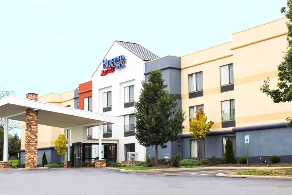 an image of the front of a hotel at Fairfield by Marriott Rochester Henrietta/University Area in Henrietta