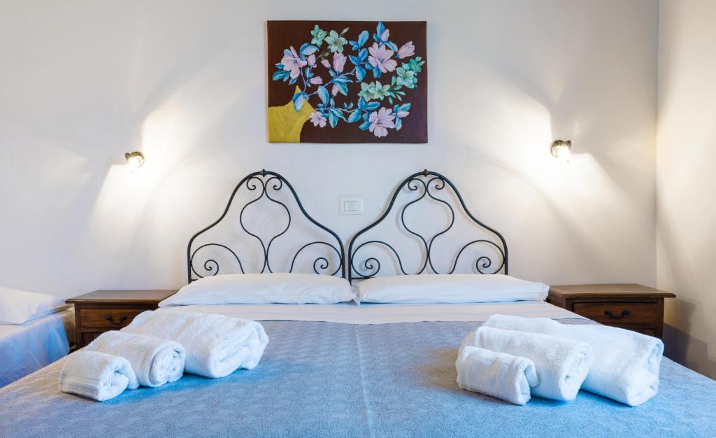 a bedroom with a bed with towels on it at Casale Ginisara in Castellammare del Golfo