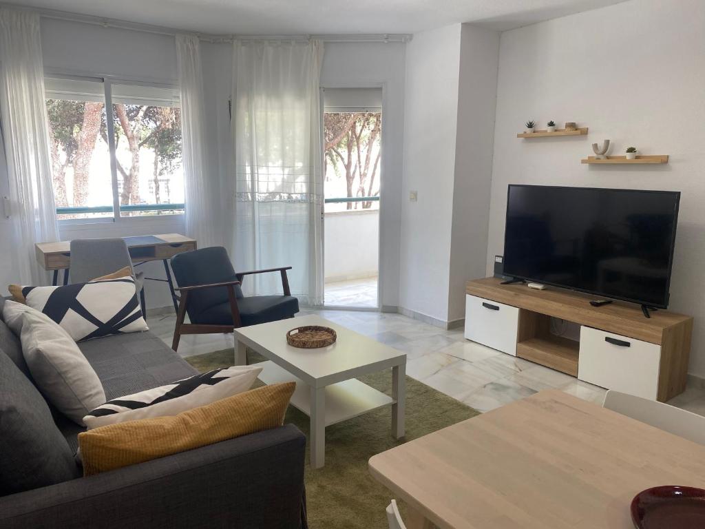 Televízia a/alebo spoločenská miestnosť v ubytovaní ¡NUEVO! Zona tranquila cerca de la playa de La Carihuela