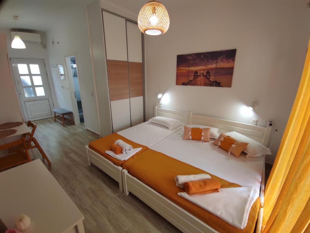 sypialnia z dużym łóżkiem z ręcznikami w obiekcie ANGEL STUDIOS VRACHOS BEACH PREVEZA w mieście Vráchos