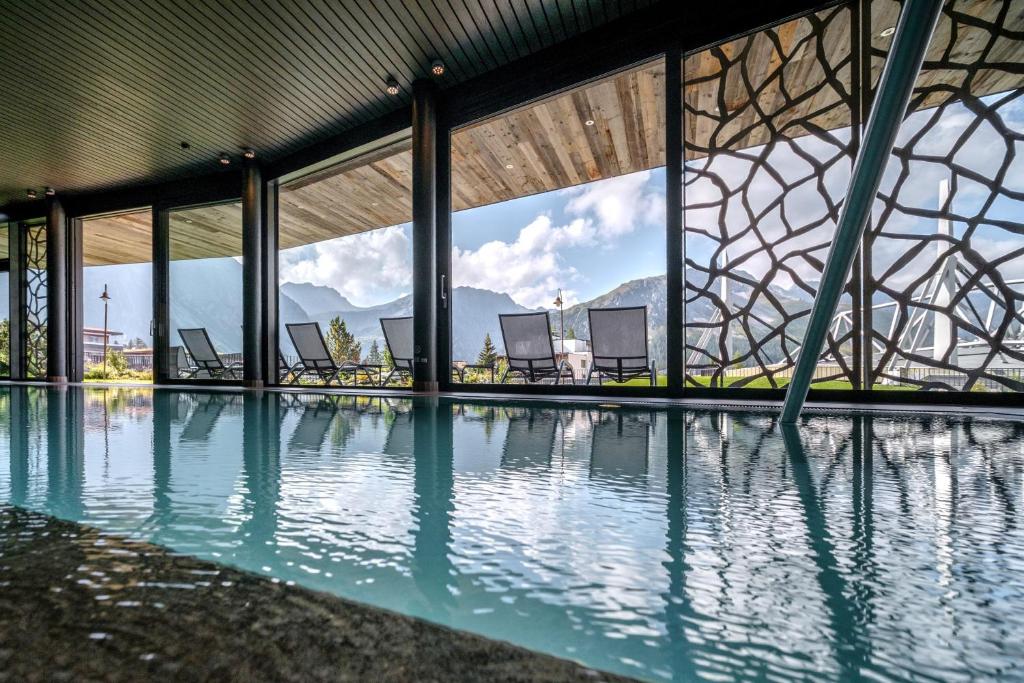 Bazén v ubytování Valsana Hotel Arosa - Small Luxury Hotel nebo v jeho okolí