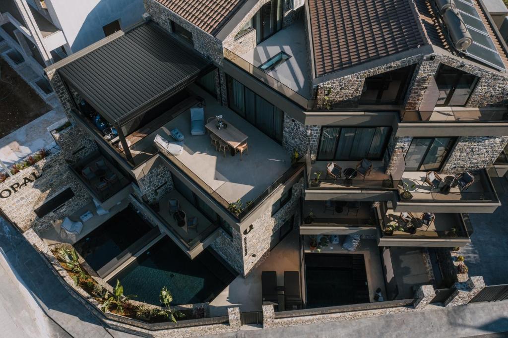 una vista aérea de un edificio con piscina en Opal Executive Suites en Nafplio