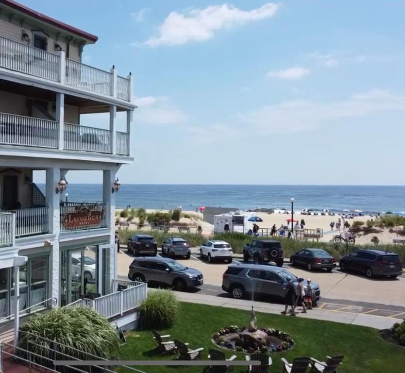Blick auf den Strand vom Balkon eines Hotels in der Unterkunft Laingdon Hotel in Ocean Grove