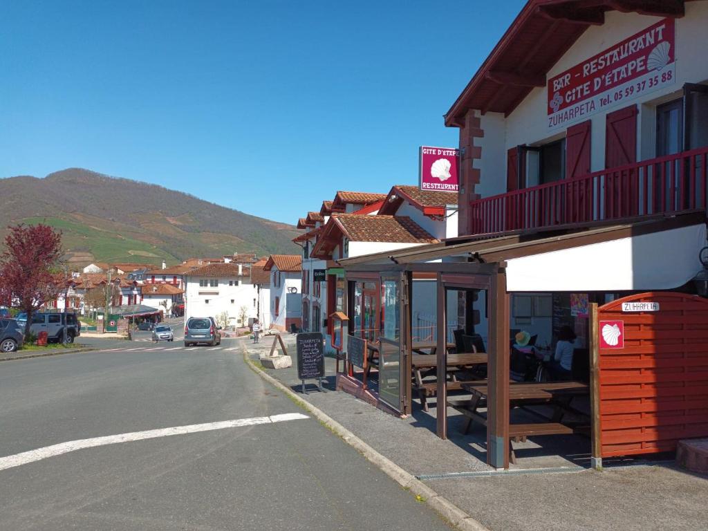 Nespecifikovaný výhled na hory nebo výhled na hory při pohledu z hostelu