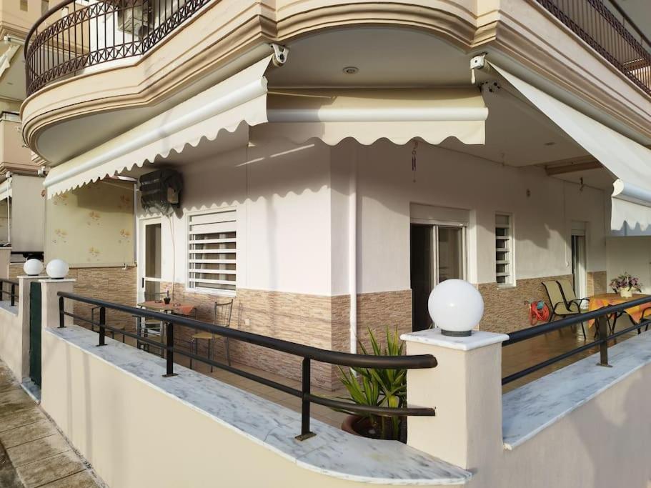 un balcón de una casa con barandilla en Bluebay Lux Apartment of Halkidiki, en Sozopoli