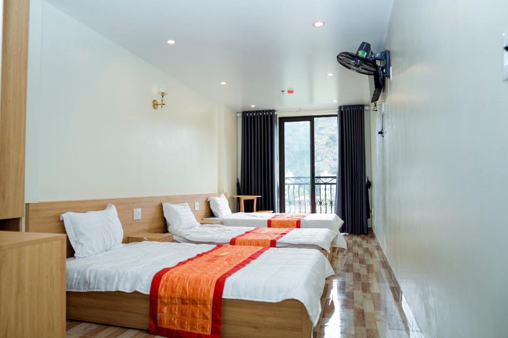Postel nebo postele na pokoji v ubytování Anh Nhu Hotel
