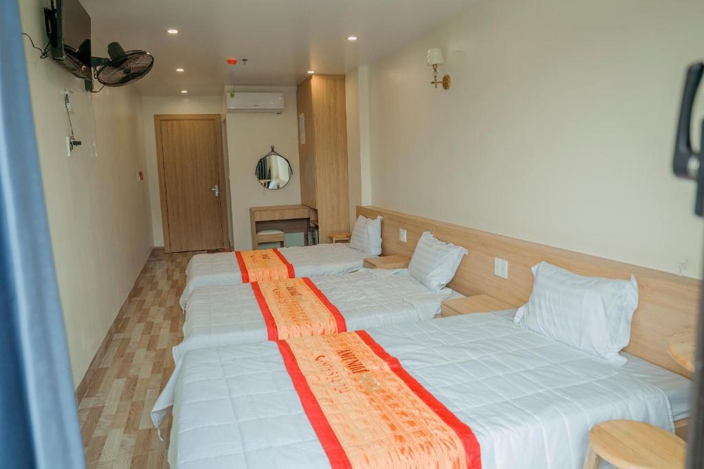 Postel nebo postele na pokoji v ubytování Anh Nhu Hotel