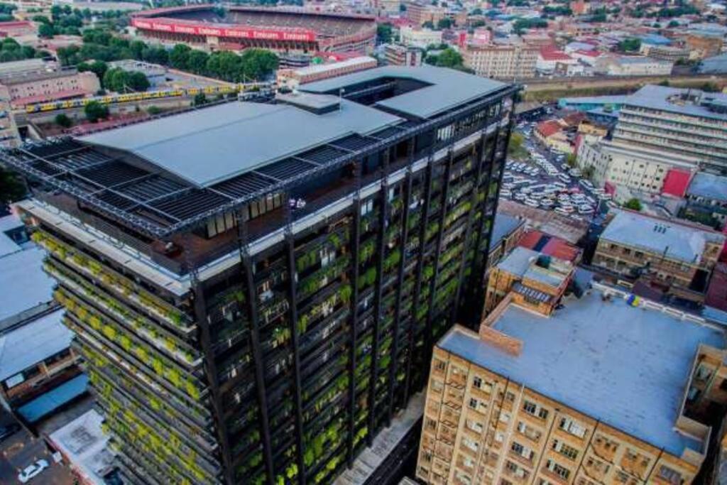 una vista sul soffitto di un alto edificio in città di Hallmark Apartment a Johannesburg