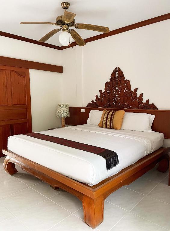 Postel nebo postele na pokoji v ubytování Patong Palace Hotel - SHA Extra Plus
