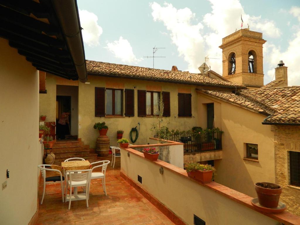 a balcony of a house with a table and chairs at Palazzo Nanni in Montefalco