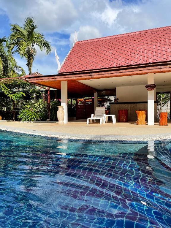 Bazén v ubytování Patong Palace Hotel - SHA Extra Plus nebo v jeho okolí