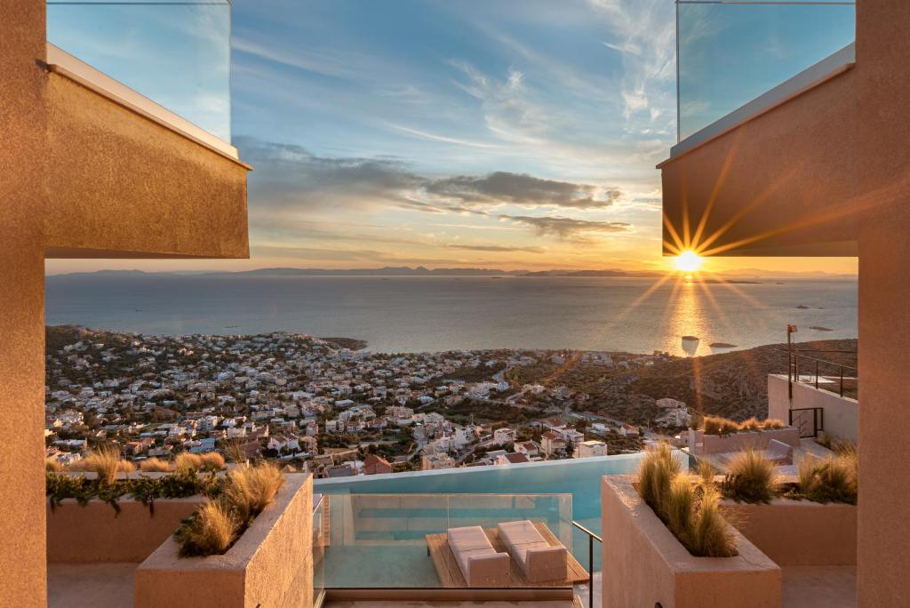 een balkon met uitzicht op de stad bij Saronida Hills in Saronida