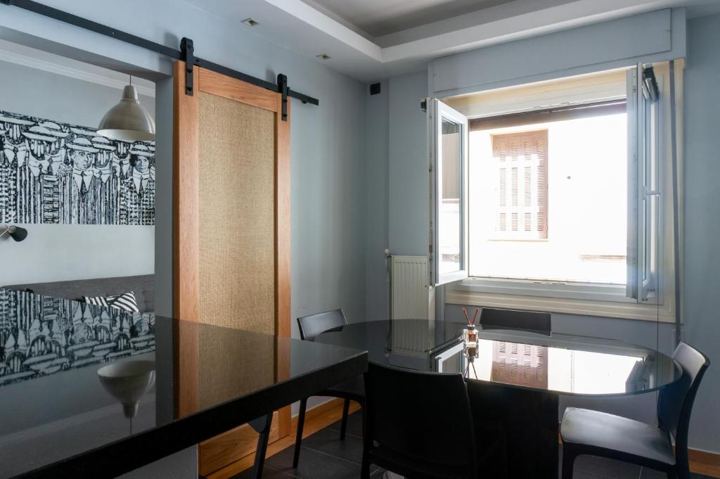 Posezení v ubytování The Burton Luxury 1BR in Plaka, Athens